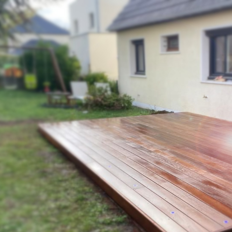 Construction_terrasse_bois_02 Terrasse en bois exotique réalisée dans le Val d’Oise, adossée à une maison moderne avec jardin.