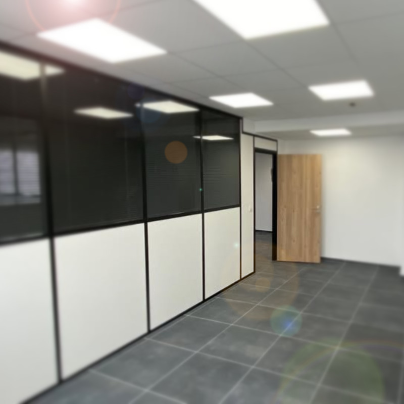 Réaménagment_bureau_01 Réaménagement d’un bureau avec cloisons vitrées et pleines, carrelage moderne et éclairage LED intégré.