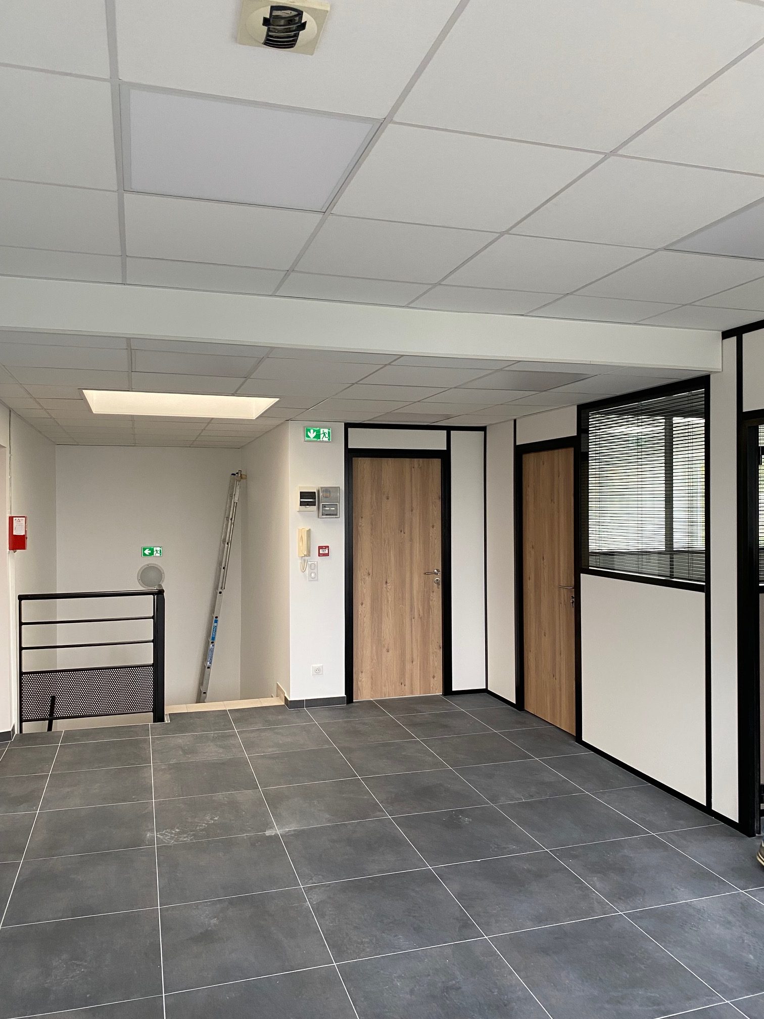 aménagement bureau bouffemont (1) Réaménagement d’un bureau avec cloisons vitrées et pleines, carrelage moderne et éclairage LED intégré.