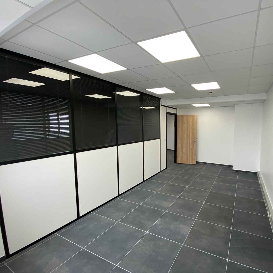 aménagement bureau bouffemont (2) Réaménagement d’un bureau avec cloisons vitrées et pleines, carrelage moderne et éclairage LED intégré.