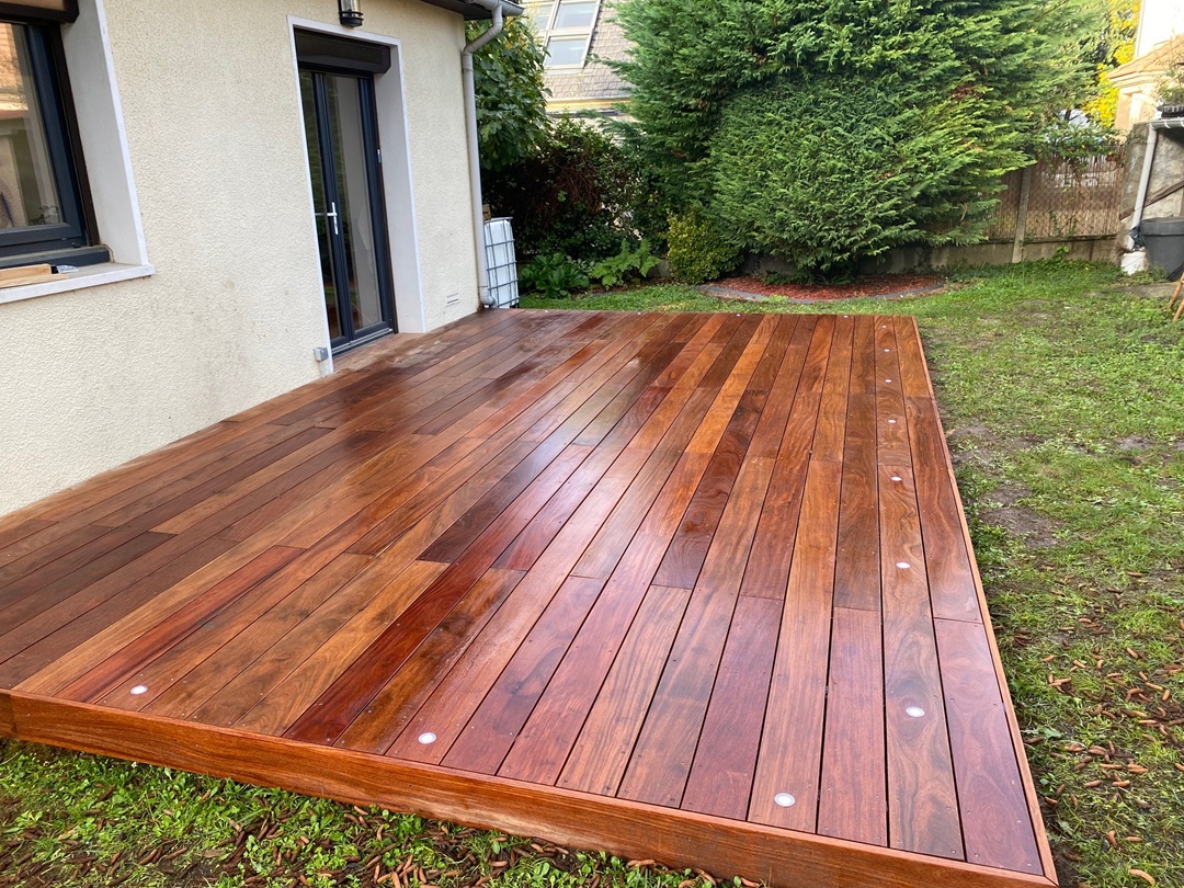 aménagement exterieur terrasse bois Construction d’une terrasse en bois sur plots dans le Val d’Oise, avec installation de lames et ossature en cours.