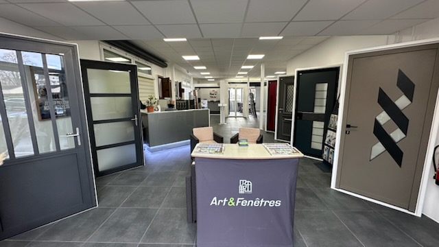 aménagement hall d'exposition art et fenetre (2) Réaménagement d’un bureau avec cloisons vitrées et pleines, carrelage moderne et éclairage LED intégré.