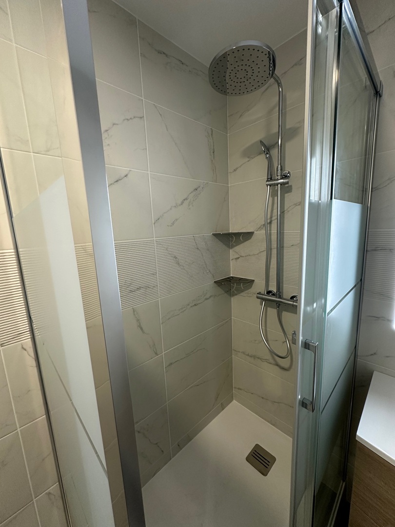 salle de bain soisy sous montmorency Salle de bain rénovée à Osny (Val-d’Oise), au style contemporain et épuré. Revêtement mural effet béton, meuble en bois clair avec vasque moderne et miroir rétroéclairé. Baignoire îlot design, niche murale lumineuse et touche végétale suspendue pour une ambiance zen.